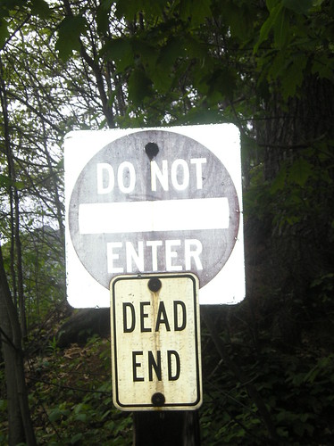 A Do Not Enter sign above a Dead End sign