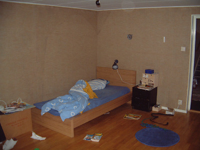 Ena sidan av storkillen J:s rum med sängen.